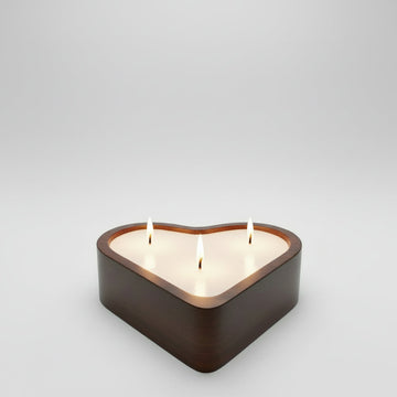 Bougie 3 mèches en bois en forme de cœur Love In The Air
